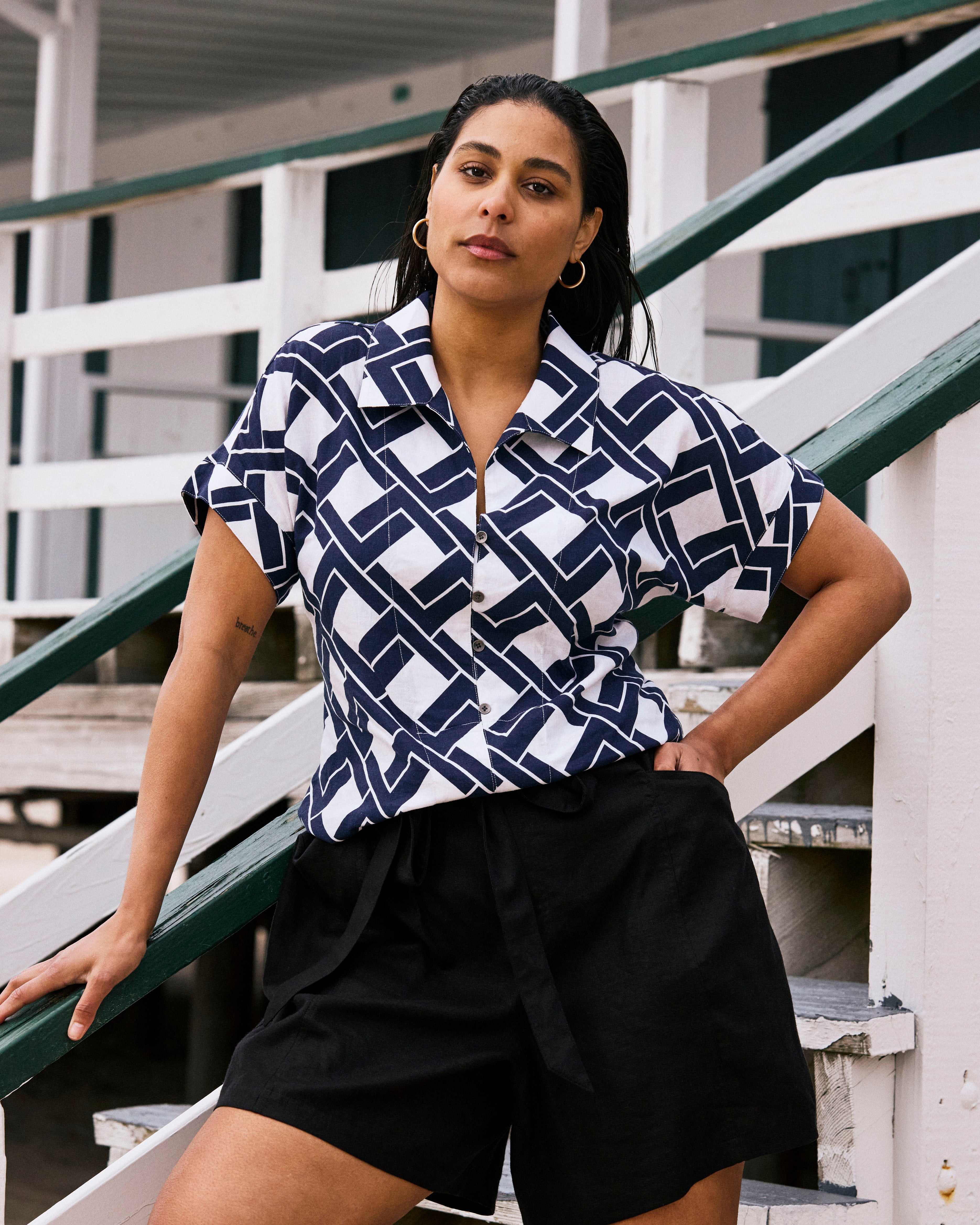 Sandy Short Sleeve Stretch Linen Blend Shirt - Geometrica Print