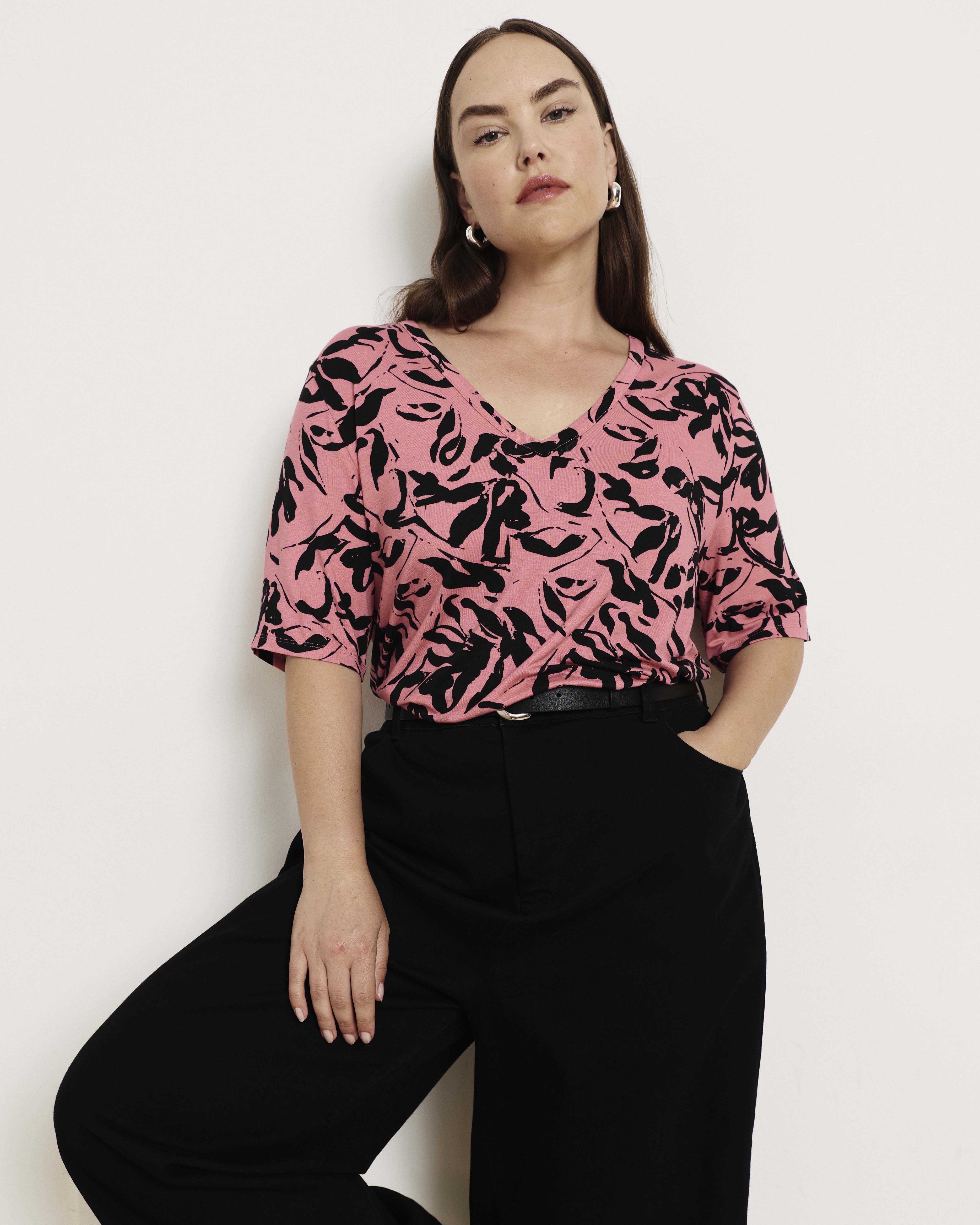 Lily Liquid Jersey V-Neck Stovepipe Tee - Pink Sgraffito Print