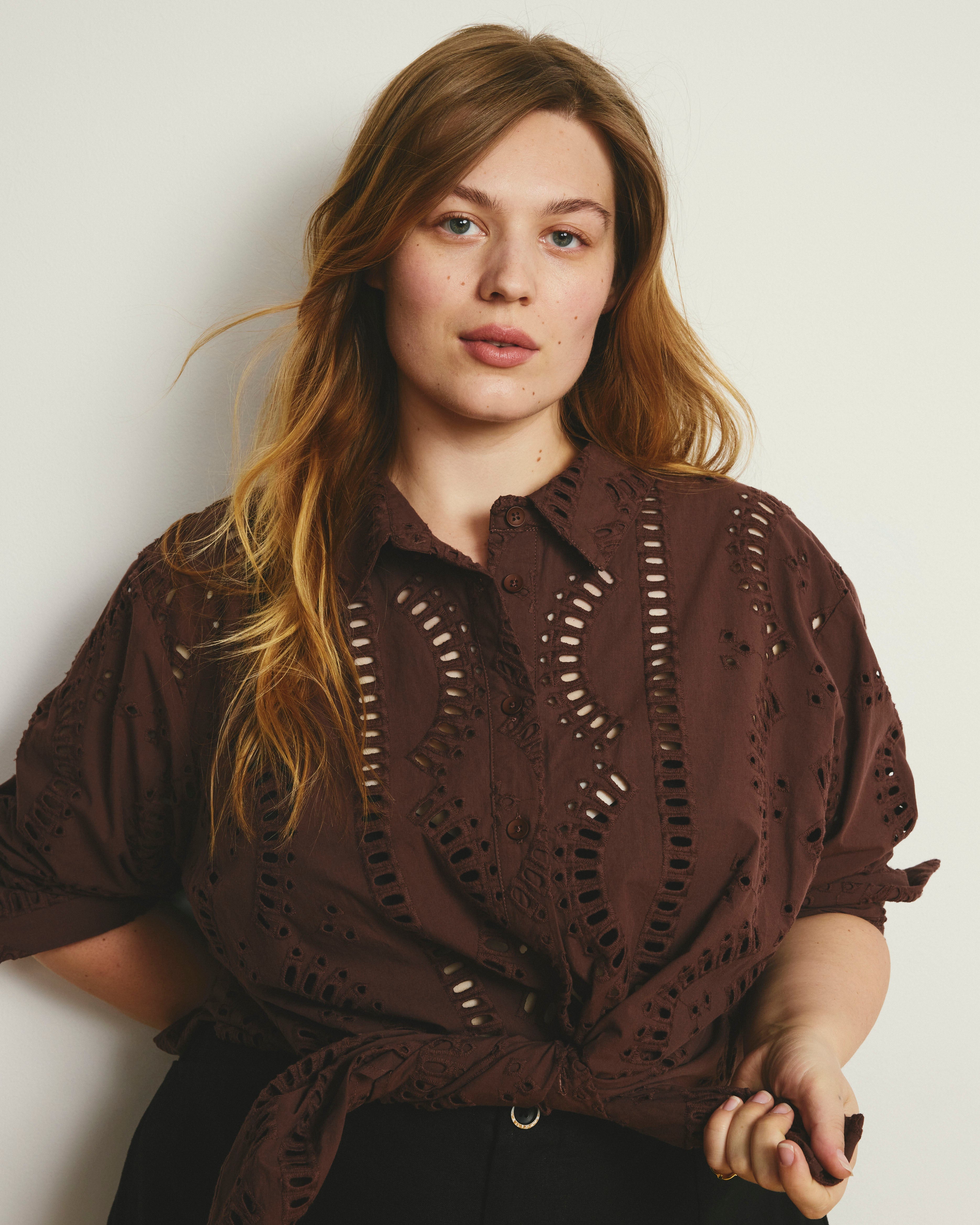 The Embroidered Artist Oversized Poplin Shirt - Peppercorn